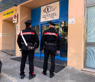 Sta per partorire ma resta bloccata nel traffico: i carabinieri la scortano in ospedale